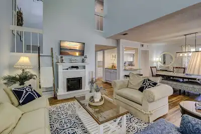 Image de 257 Stoney Creek - Fresh & Fun Harbour Town Townhouse!