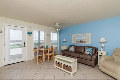 Image de Propriété au 1er étage avec vue et emplacement inégalés sur la plage et animaux acceptés!