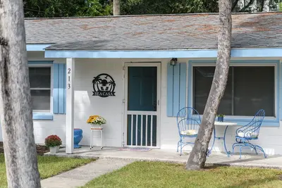Image de Mimosa Cottage c1964! Dog-Friendly! Cour clôturée! Grand porche filtré!