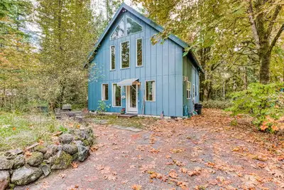 Image de Belle cabine dans les bois avec un bain à remous privé, parfait pour se détendre!