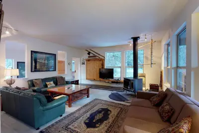 Image de Maison de montagne confortable avec deux ponts et vue sur les bois - à proximité du ski et du lac!