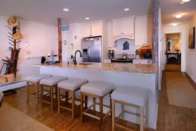 Image de Belle rénové et joliment meublées. 6e nt libre. Jacuzzi! Marche pour des pentes