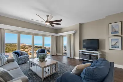 Image de Condo 7ème étage avec une vue incroyable! Ouvert 7 / 20-27!