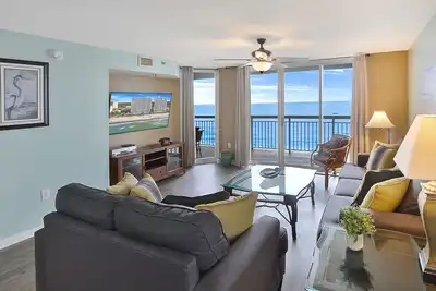 Image de Sur la plage, le temps est meilleur - OceanFront Crescent Shores End Unit Views!