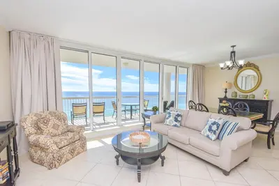 Image de Appareils mis à jour dans condo en bord de mer avec balcon privé!
