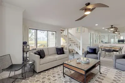 Image de 10% de réduction sur les séjours d'août! RÉCEMMENT RÉNOVÉ! Belle villa avec vue sur le lac! 271f