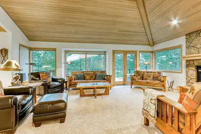 Image de Maison moderne w \/ foyer au gaz, grande terrasse et spa privé - Sharc passe!