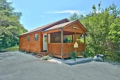 Cabine de montagne avec foyer extérieur avec vue sur le coucher de soleil et bain à remous