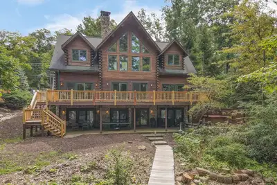 Image de Timberlodge - Grande maison au bord du lac avec piscine intérieure privée