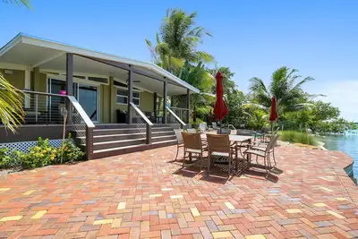 Image de Spectaculaire, bord de l'oc��an, maison conviviale pour chiens avec piscine privée et quais de bateaux