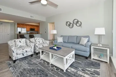 Image de Condo contemporain avec vue sur la plage depuis un balcon privé!