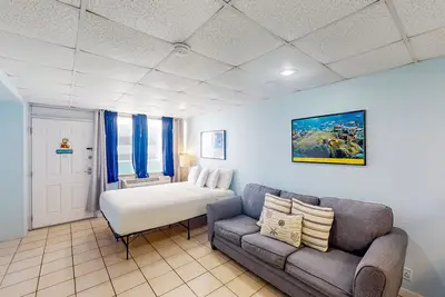 Image de Studio avec balcon, vue sur la plage et piscine extérieure commune - tarifs Snowbird!