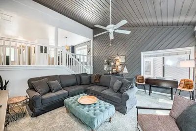 Image de Condo rénové w / terrasse privée, piscine partagée / bain à remous, et très bien situé