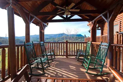 Image de Serenity Peak, 3 chambres, 8 personnes, table de billard, arcade, bain Ă remous, piscine
