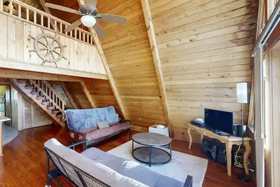 Image de Chien A-cadre chalet-amical - en face de l'océan w / vue sur l'océan et deux pâtés de maisons de la plage!