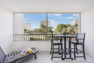Image de Relaxant condo intérieur w / piscine chauffée à quelques pas de la plage