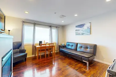 Image de Condo qui accepte les chiens avec une vue imprenable sur l'océan et un accès facile à la plage!