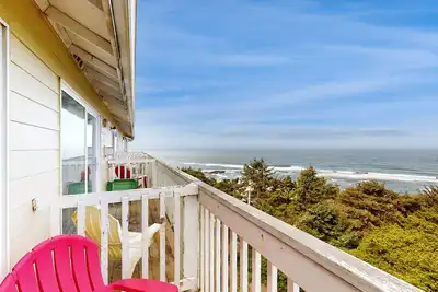 Image de Studio de niveau supérieur avec balcon; chiens et superbes vues sur l'océan!
