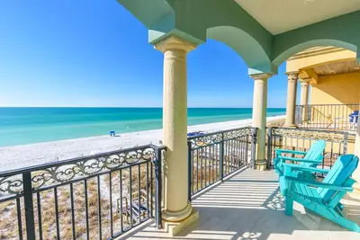 Image de Gulf Front 5 Bedroom Home ~ Sleeps 13 ~ Plage privée et ascenseur!