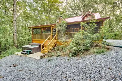 Image de Sur 8 acres de terrain boisé w \/ un ruisseau! Profitez bain à remous privé, moustiquaire, terrasse et foyer