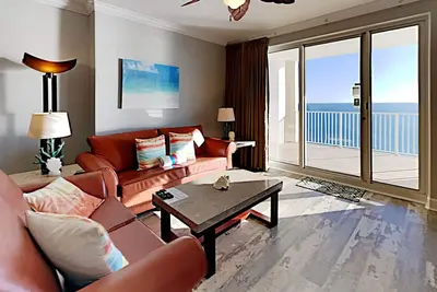 Image de Front de mer, condo unité de coin! Grand balcon avec vue pour les milles! Piscines intérieure et extérieure