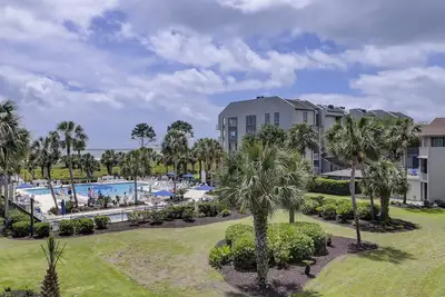 Image de 222 Shorewood-Oceanfront Complex, vue sur le paysage et entièrement rénové.
