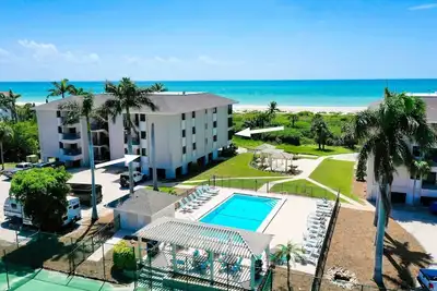 Image de Belle piscine chauffée en copropriété en bord de mer, tennis, cuisine, près des commodités