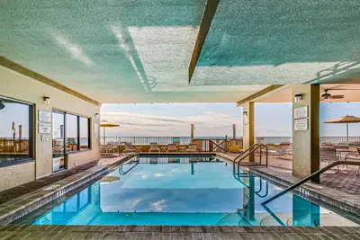 Image de Condo Oceanfront avec piscine partagée et vue spectaculaire - les snowbirds sont les bienvenus!