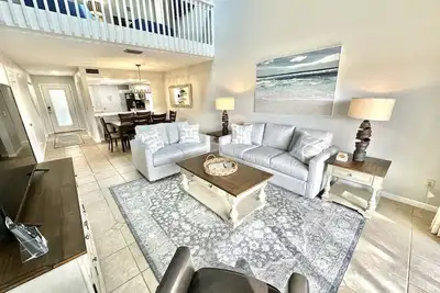 Image de 10% de réduction sur les séjours d'août! Vues sur le lac! Belle villa de golf! 285f