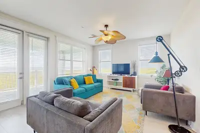Image de Condo face au golfe avec deux patios et une piscine / bain Ă remous, marchez jusqu'Ă la plage!