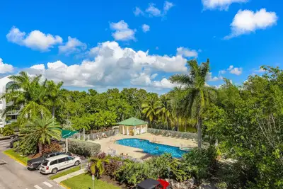Image de Condo Sunrise Suites avec chiens, piscine partagée, bain à remous et parking gratuit