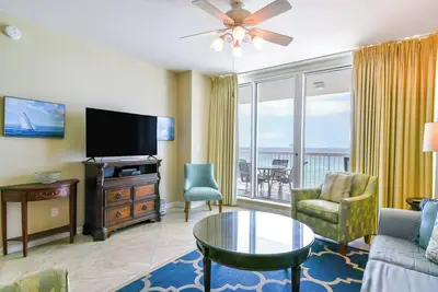 Image de Spacieux condo en bord de mer à aire ouverte avec balcon privé!