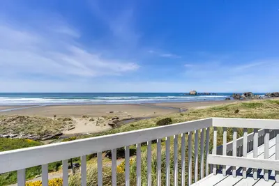 Image de Maison accueillante pour les chiens, face à l'océan avec accès à la plage, cheminée confortable et grand pont