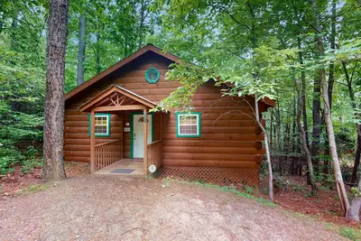 Image de Cabane en rondins chien-friendly w / bain à remous, jacuzzi dans la chambre, et cascade intérieure de chevet