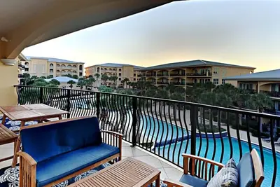 Image de Condo sur 30a, à quelques pas de la plage! Service de plage gratuit et superbes équipements du complexe