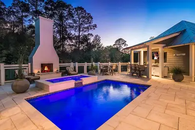 Image de Piscine chauffée privée & Spa assis! Services fantastiques! Livres vite!