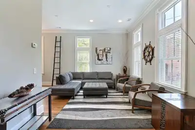 Image de Restez local à Savannah: New Townhome au large du parc Forsyth