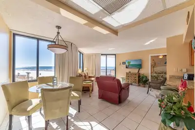 Image de 2ème étage Paradise Beachfront! ! King Oceanfront Bedroom! Réservation maintenant pour l'été à des tarifs exceptionnels! ! Wifi gratuit. 1 Bd / 1 Ba pour 4 personnes.