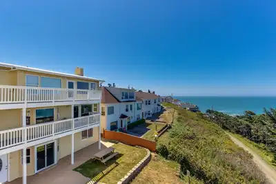 Image de Condo adapté aux chiens offre une vue sur l'océan, un accès facile à la plage et plus encore!