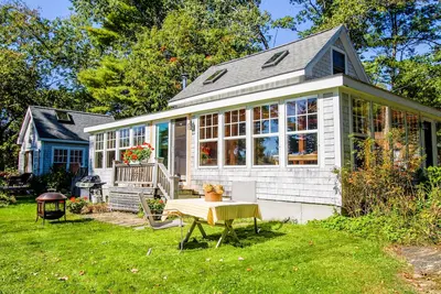 Image de Cottage Bayview charmant avec poêle à bois, terrasse, jardin, à 200 pieds de l'eau!