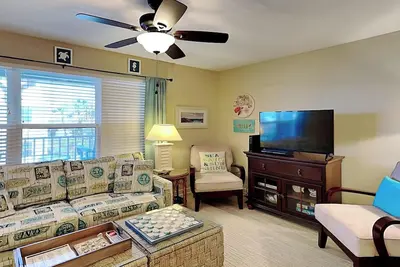 Image de Beau condo de deux chambres! Près de la plage, piscine et plus encore!
