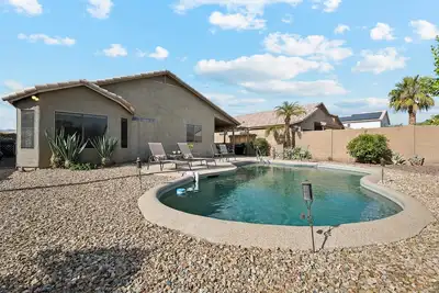 Image de SPÉCIAL Hiver Western Belle 2 Br Accueil \/ Piscine Pvt \/ Surprise