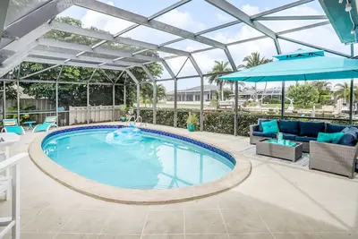 Image de Maison au bord du canal avec piscine privée et quai pour bateaux - à trois kilomètres de la plage de Tigertail