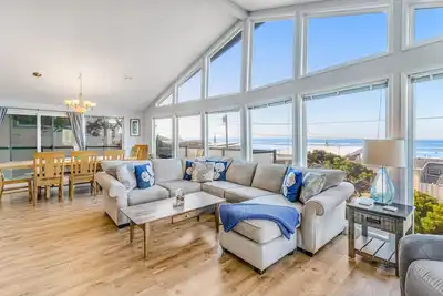 Image de Maison lumineuse avec bain à remous privé et vue imprenable sur l'océan, accès à la plage à proximité!