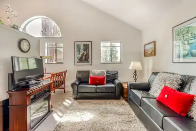 Image de Studio condo au deuxième étage avec piscines partagées, près du golf et des boutiques!