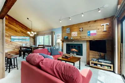 Image de Spacieux duplex de style lodge à proximit�� des sentiers de randonnée, du ski et plus encore!