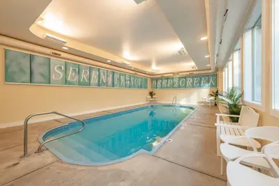 Image de Serenity Now- Accueil au bord du lac avec piscine intérieure privée