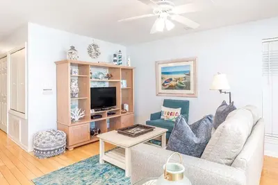 Image de Condo qui accepte les animaux de compagnie avec vue partielle sur la mer Ă quelques pas de la plage