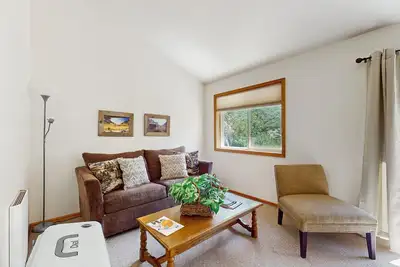 Image de Cozy, front de mer, cabine mountainview w \/ emplacement de choix et sources chaudes partagées!