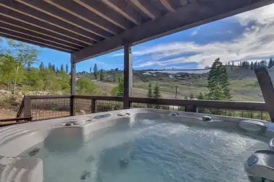 Image de Four Seasons -Tahoe Donner 5 Br w. Spa privatif - Plage Hoa + Piscines + Salle de sport